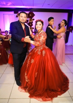 Naydelin bailó el vals con su padre, mientras su madre, Gisselle Fernández lo hizo con