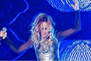A Marta Sánchez se le rompe el vestido en pleno concierto dejando su pechos al descubierto