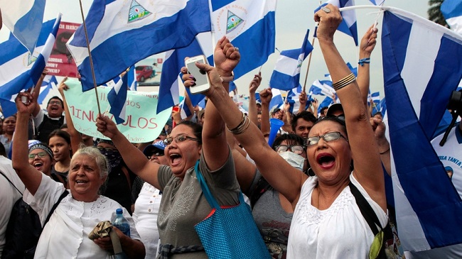 Mujeres de Nicaragua piden al Ejército que desarme a los paramilitares