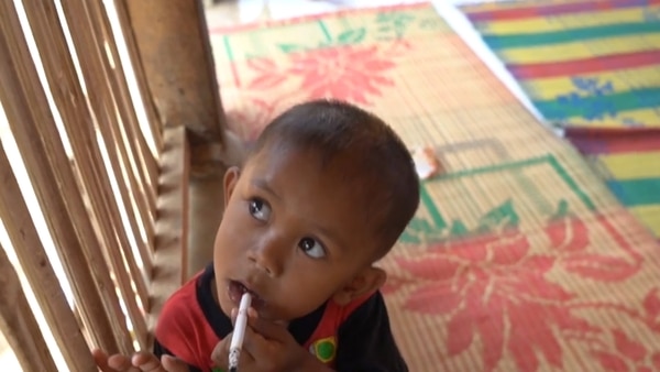 ¡Indignante! Niño de 2 años fuma dos paquetes de cigarrillos por día (Video)