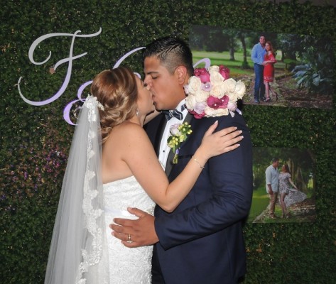 Fernando y Stephie sellaron su promesa de amor con un romántico beso