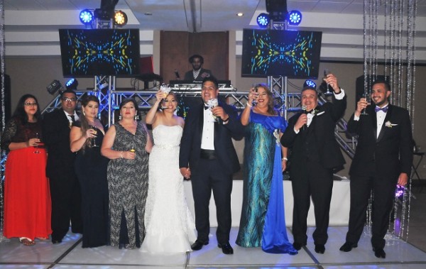 Las familias Morales Moreno y Schindelmaiser Barrientos, brindaron por la felicidad de los novios