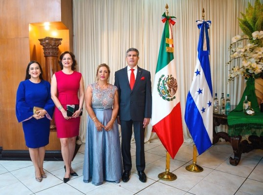 Lilia Umaña, Karen de Calidonio, Maribel Sierra de Limón y el cónsul mexicano  Gilberto Limón
