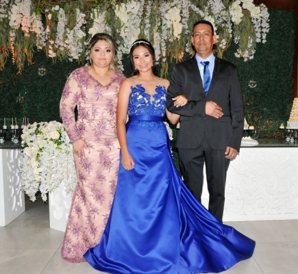 Marcela Fernanda Moreno junto a sus padres, Addis Perdomo de Moreno y Wilmer Moreno