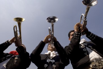 Contratan mariachi para que le canten a su esposa y uno de los músicos descubre que es su novia