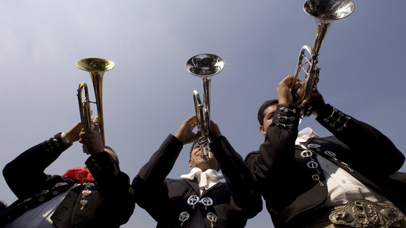 Contratan mariachi para que le canten a su esposa y uno de los músicos descubre que es su novia