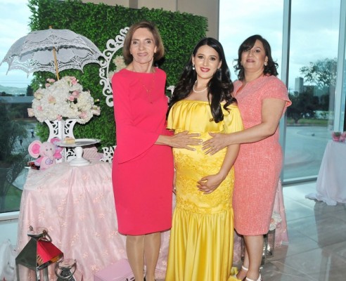 Norely Espinoza de Alvarado junto a su suegra, Lilian Alvarado y la abuela materna, doña Elvira Franco
