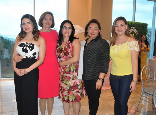 Wendy López, Lilian Alvarado, Miriam Saavedra, Gabriela Mejía y Alejandra Reyes