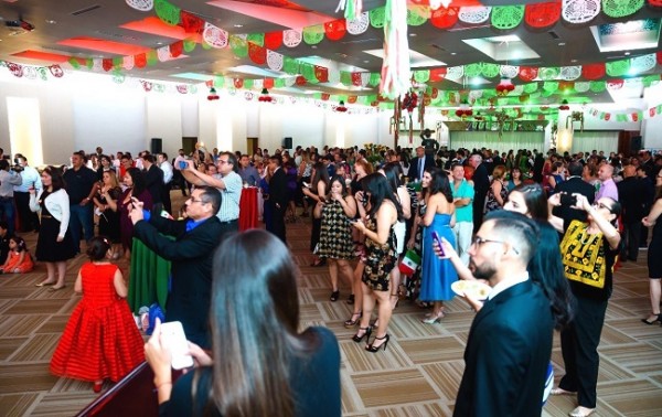 El enérgico ambiente festivo en la gran fiesta de celebración de la independencia Mexicana