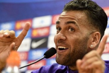 Dani Alves saca su lado femenino desfilando con zapatos de mujer y bailando sensual y se hace viral