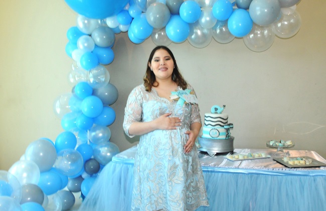 Alejandra disfruta sensacional fiesta prenatal