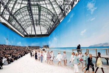 Chanel lleva la playa a París para presentar su nueva colección primaveral
