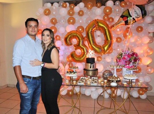 La cumpleañera, Pamela Mejía Triminio junto a su esposo, Antony Sauceda