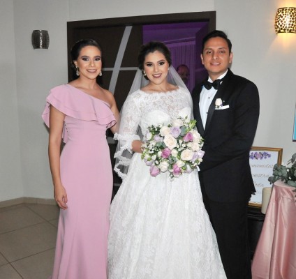 La dama de honor y hermana de la novia, Michelle Fiallos, junto a Suzette y Juan Carlos Hernández