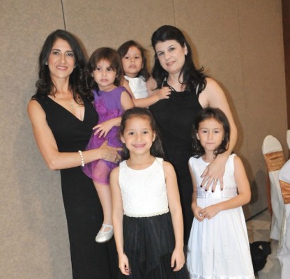 Mary Dubón de Gonzáles y Desirée Ammann, con las sobrinas de la cumpleañera, Marysabel y Chara Gonzáles, Andrea Sofía