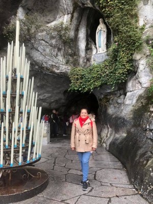 Sonia Mejía disfrutando de sus vacaciones y como buena católica aprovechó para visitar la virgen de Lourdes en Francia.