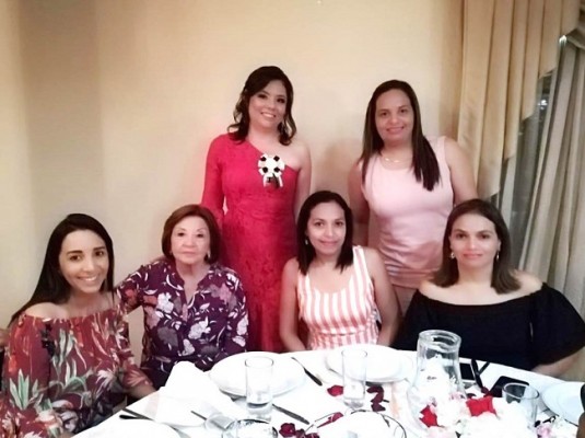 Andrea Rubí, Linda Pagoaga, Cindy Granados, Wilda Cáceres, Rosa Cáceres y Party Cáceres - copia