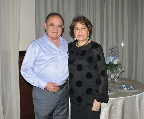 Don Alberto Díaz Lobo junto a su gentil esposa, doña Nena Marinakys de Díaz Lobo