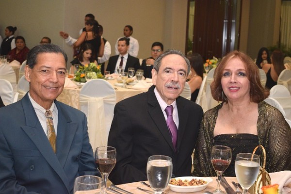 Jorge Molina con Álvaro y Lina de Mayorga