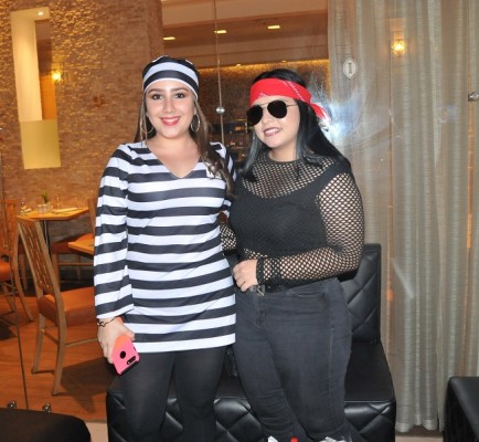 La Reo (Daniela Giacoman) y La Roquera (Victoria Kury) lucieron fabulosas y muy originales celebrando Halloween ¡Lindas estas chicas!