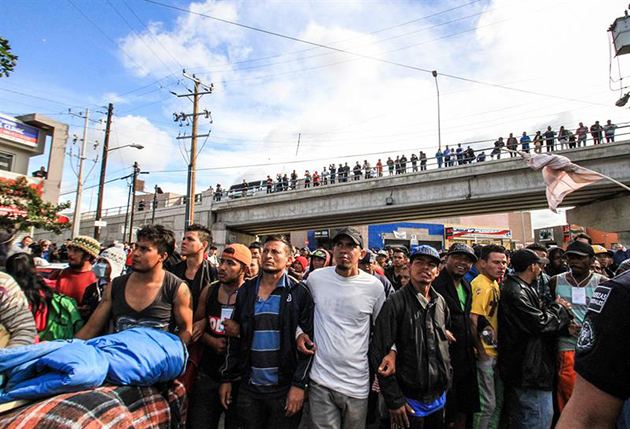 Autoridades mexicanas frena primer intento de la caravana de migrantes de pedir asilo en EEUU