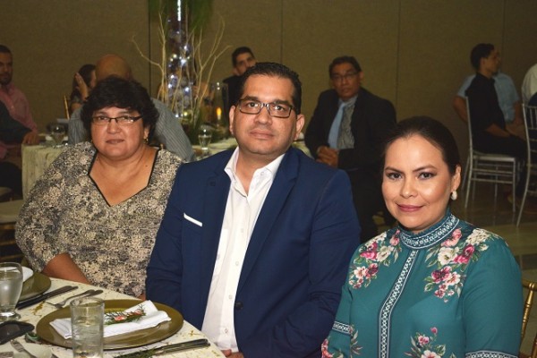 Areli Reyes, Jorge Montoya y Yolanda Deras