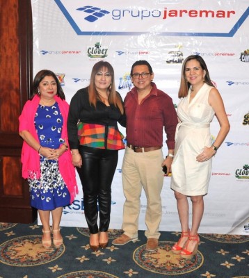 Ester Amaya, Samuel Romero y Denia Fernández compartiendo con Sonia Mejía en el desayuno ofrecido por Grupo Jaremar a los comunicadores sociales.
