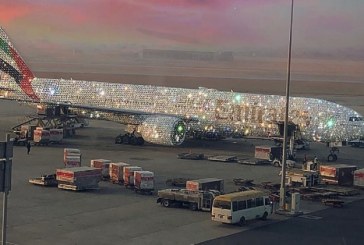 Una aerolínea de Dubai exhibe su ostentoso avión cubierto de cristales y diamantes