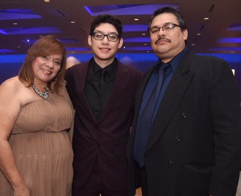 Irma Paz junto a su hijo, Rafael Andrés Paz y su padre, Marvin Paz