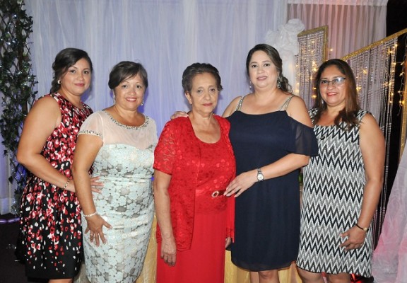 La cumpleañera, doña Blanca Castro, acompañada de sus hijas, María, Vilma, Blanca y Karla
