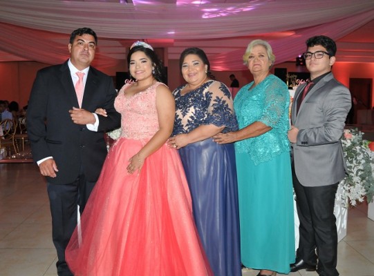 La quinceañera junto a sus padres, Wilson Edgardo Rodríguez y Sully Guzman, su abuela Gladys Guzman y Edgardo Rodríguez