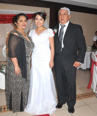 Los padres de la novia, Brenda Rodríguez de Torres y Noé Torres junto a su hija, Sharon Torres
