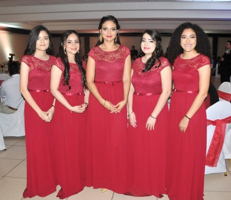 Las damas del cortejo de la novia: Waleska Solórzano, Yeivi Subón, Laura Romero, Hellen Ardón y Andrea Solórzano