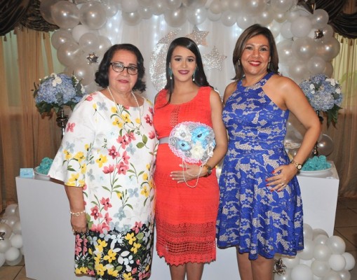 La abuela materna, Sandra de Larios, Andrea Larios de Pineda y la abuela paterna, Geraldina de Pineda.