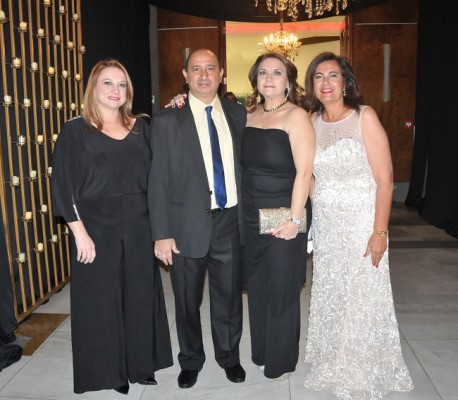Ana Larach, Carlos y Karla Faraj, junto a Susan Kunkar