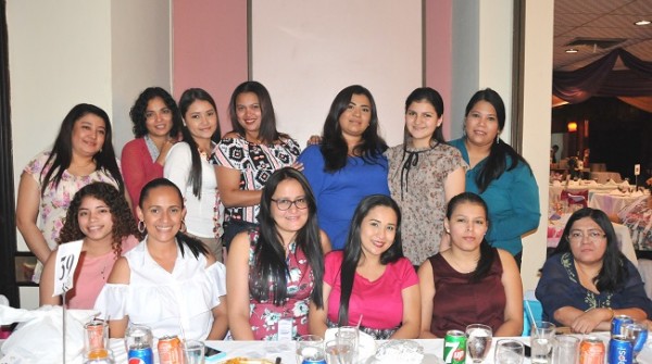 Las damas que laboran para Ayre de Honduras, compartieron una amena tarde en el Hotel Sula