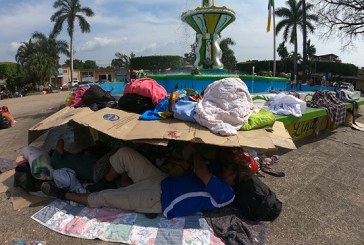 Migrantes centroamericanos permanecen en la calle aguantando sol y agua esperando poder ingresar a México