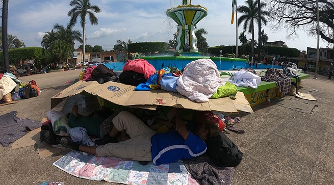 Migrantes centroamericanos permanecen en la calle aguantando sol y agua esperando poder ingresar a México