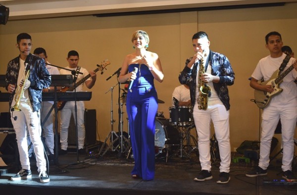 Silvia Rodríguez y su banda, durante el show musical en el Hotel y Club Copantl.