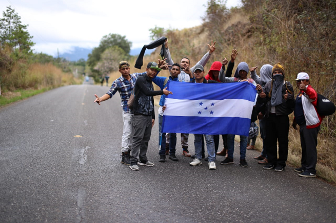 Caravana de migrantes retoman en Guatemala su camino hacia EEUU