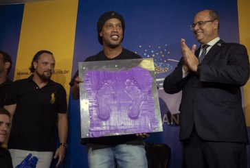 Ronaldinho fue homenajeado en el Maracaná y pasó a ser parte del “paseo de la fama” del estadio