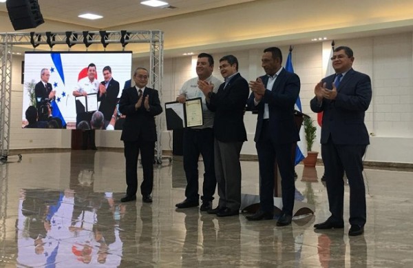 Las autoridades hondureñas y japonesas realizaron la entrega simbólica de diplomas y certificaciones
