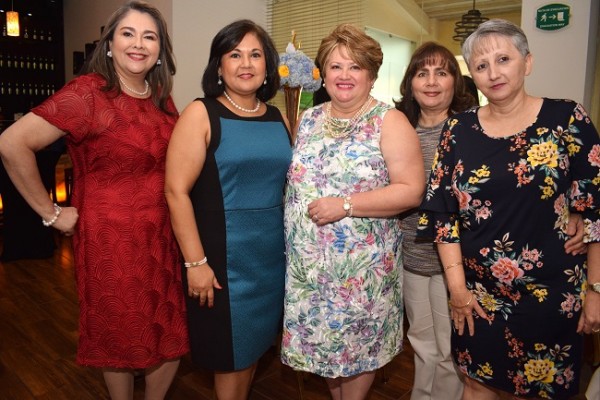 Ana Morales, Lizbeth de Aguilar, doña Jenny Navarro de Ochoa, Soreya Canahuati y Silvia Navarro