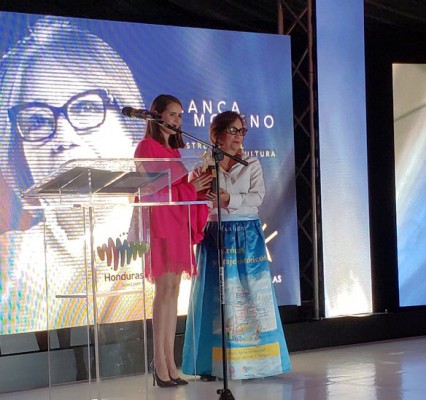 Blanca Moreno recibe el Premio 5 Estrellas, por su destacada labor en el arte y la cultura