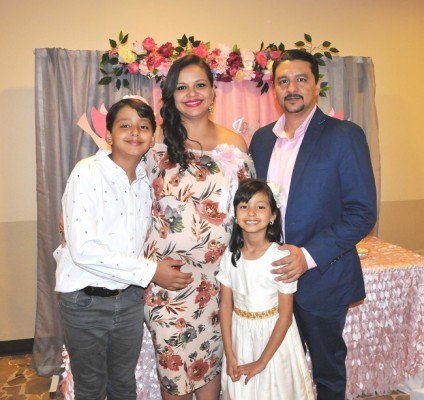 Claudia Melissa Quintanilla de López, junto a su esposo, Juan Francisco López y sus hijos, Ariana y Leonardo.