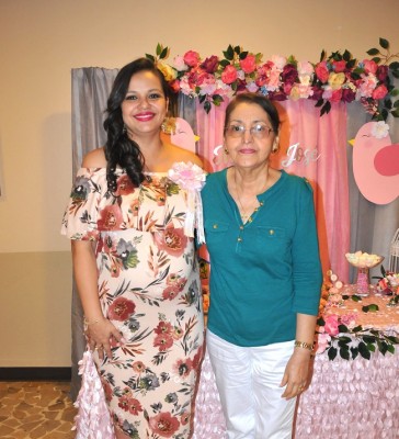Claudia Melissa Quintanilla de López junto a su madre, María Elena Zepeda
