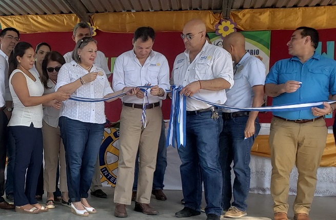 Rotarios inauguran primer proyecto de mejoras Desafío Wash en Escuela de San Manuel