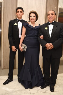 El hijo del novio, Jacobo Handal, junto a los padres de Farid, doña Nancy y Farid Handal