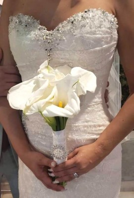 El romántico y glamuroso bouquet de la novia fue la apuesta perfecta de su look
