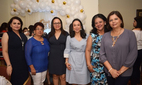 Guicela de Membreño, Paula Fuentes, Sara Cabrera, Carolina Membreño, María Esther David y Raquel de Torre